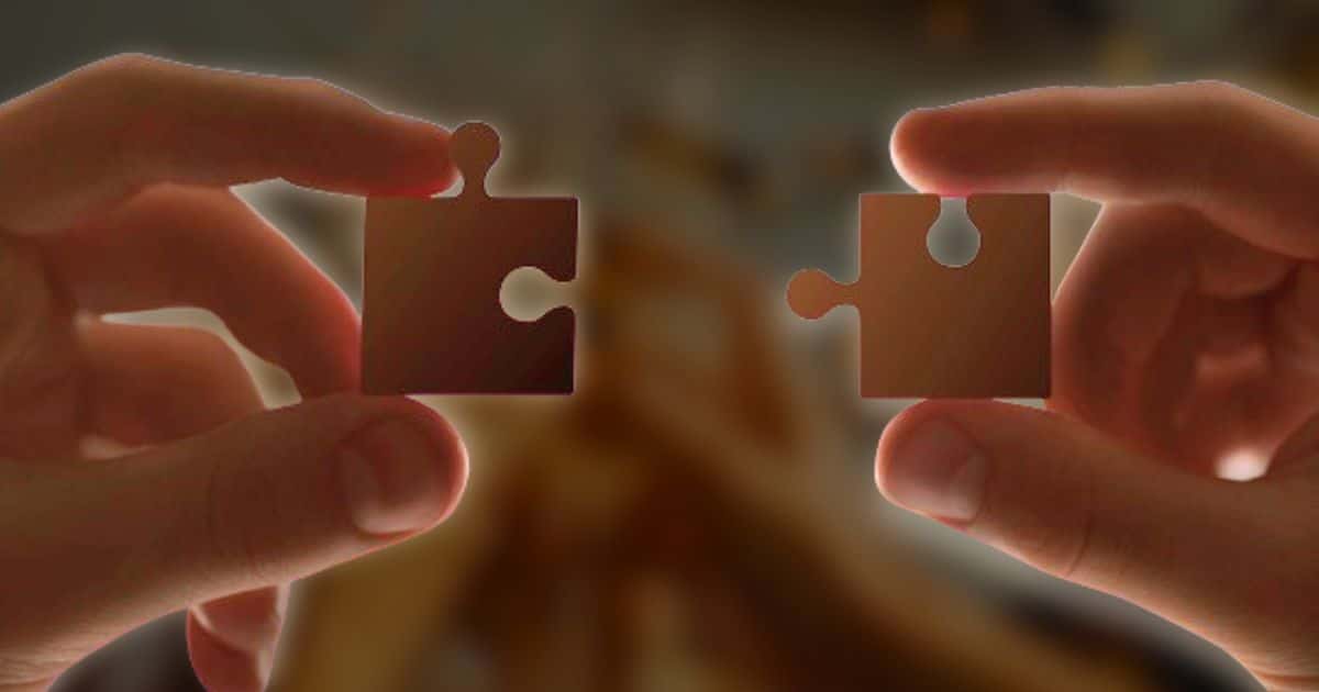 Duas mãos segurando peças de quebra-cabeça que se encaixam, destacando a importância das conexões para os relacionamentos humanos.